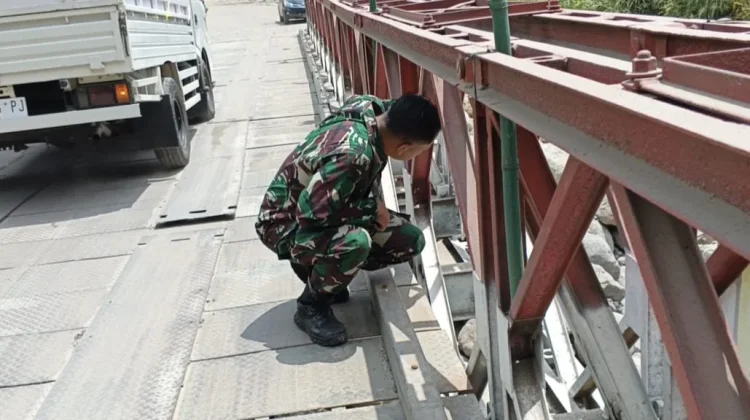 Babinsa Cek Kondisi Jembatan Umah Besi