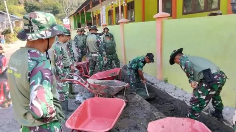 Cegah Luapan, TNI Bersihkan Saluran Air