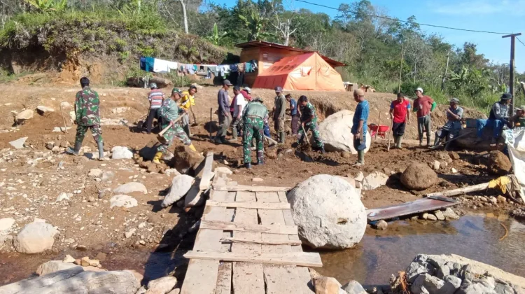 TNI dan Masyarakat Bangun  Jalan Desa Terdampak Bencana