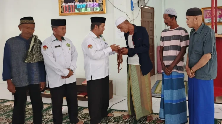 ASN KUA Tripe Jaya Sedekahkan Tasbih ke Masjid An-Nur Buntul Musara