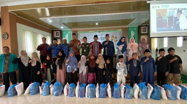 Kemeng BM Serahkan Ratusan Paket Sembako untuk Yatim