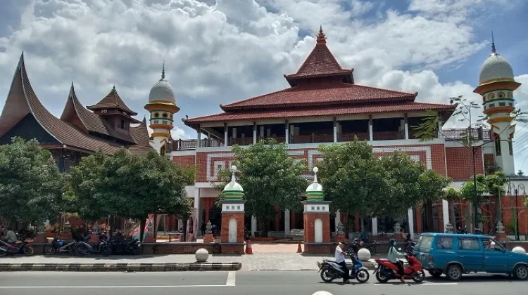 Cerita Pemudik Liburan Bermotor ke Bromo, Singgah di Masjid Baiturrahman Lasem