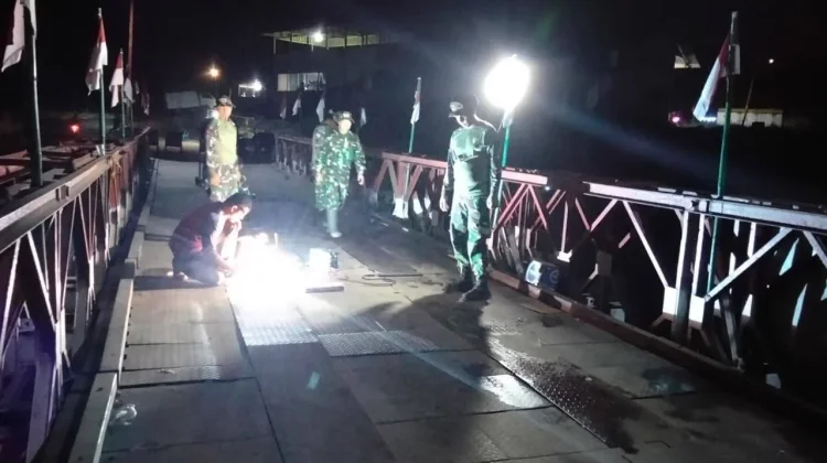 TNI Perbaiki Galangan Jembatan Bailey Umah Besi