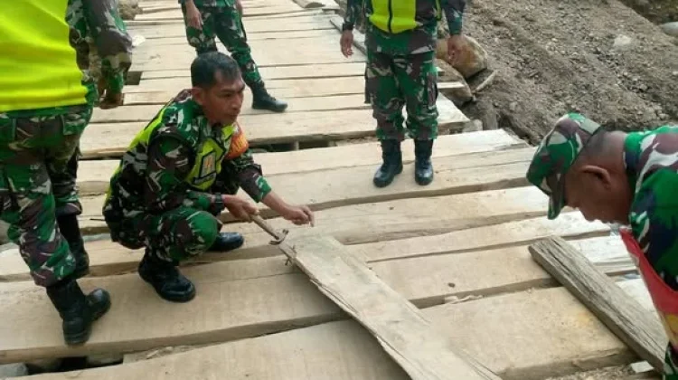 Anggota Koramil 04/PRG Perbaiki Akses Jalan Masyarakat