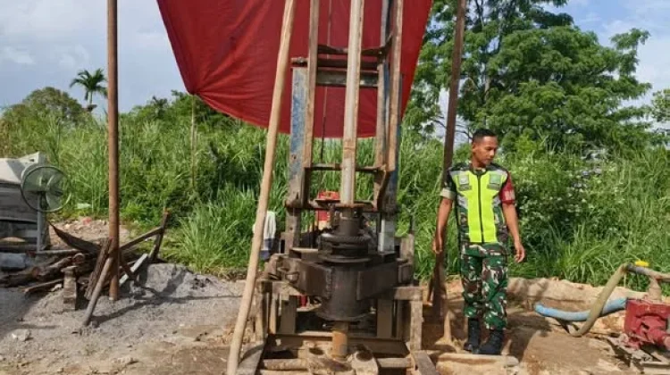 Babinsa Monitoring Pengeboran Sumur Bor Huntara