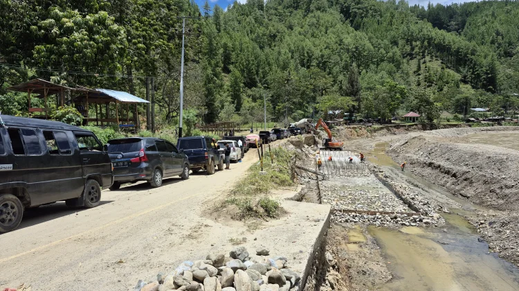 Perbaikan Jalan Amblas di Gayo Lues, Pengendara Sempat Antri