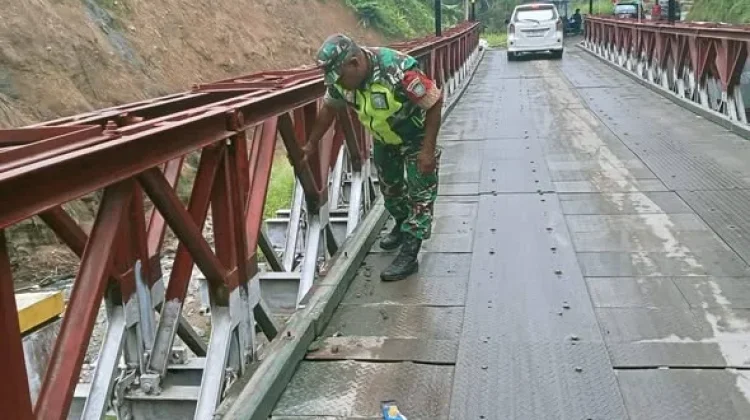 Babinsa Rutin Cek Jembatan Bailey