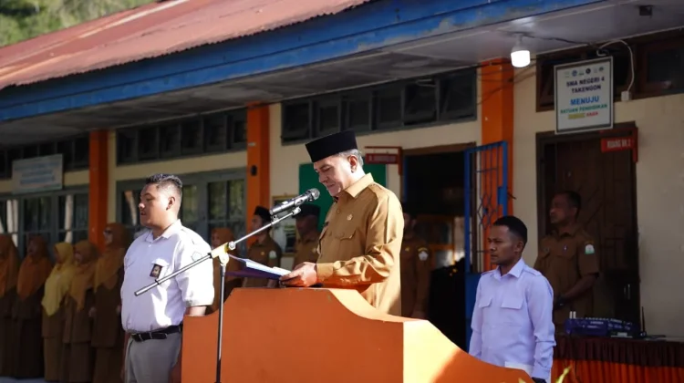 Wabup Muchsin Tekankan Pembentukan Karakter Siswa pada Hari Pertama Sekolah