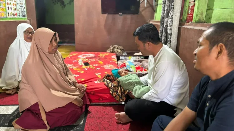 Bupati Haili Jenguk Bayi dengan Bibir Sumbing
