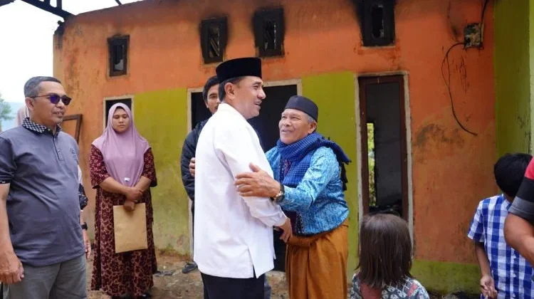 Wabup Muchsin Salurkan Bantuan Masa Panik ke Korban Kebakaran di Bintang