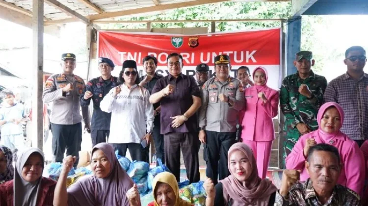 Bupati Fakhri Salurkan Ratusan Paket Sembako untuk Korban Banjir