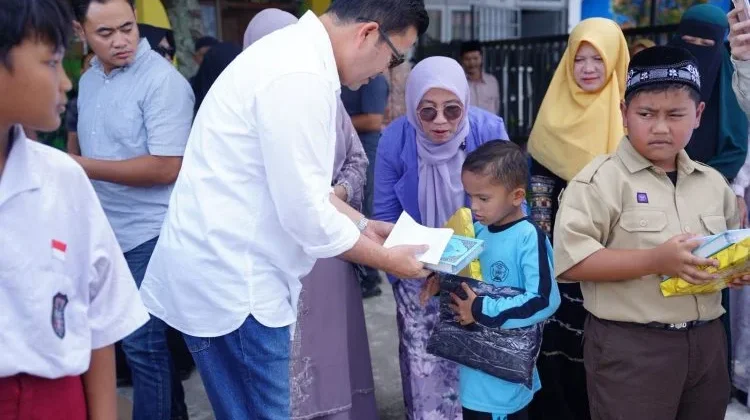 Bupati Aceh Tengah Beri Motivasi dan Hadiah Untuk Siswa Tiga SD di Pegasing