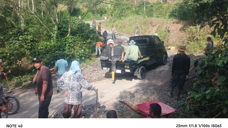 Warga Empat Kampung di Aceh Tengah Perbaiki Jalan Rusak Parah