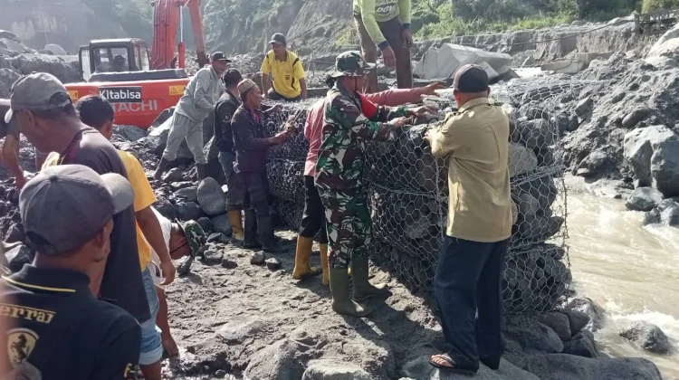 Sinergi TNI, NGO dan Warga Bangun Jembatan Sementara Suka Jadi