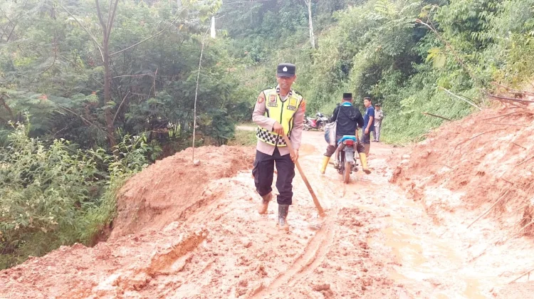 Longsor Susulan Tutup Akses Jalan di Rusip Antara, Polisi dan Warga Bergerak Cepat L