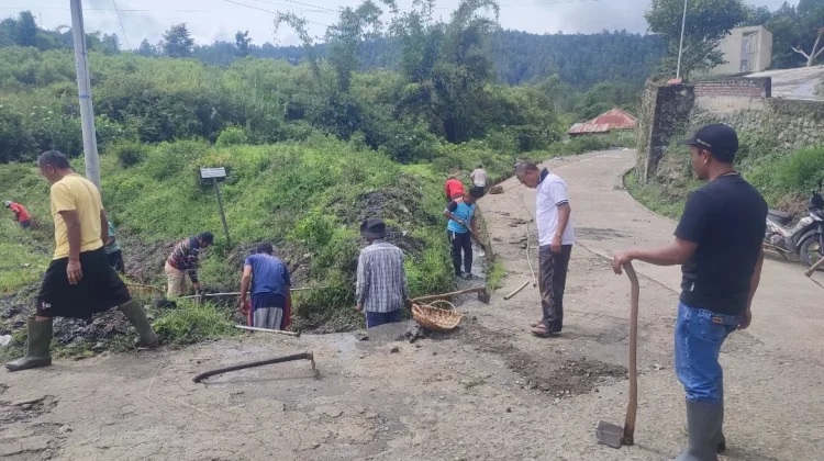 Warga Desa Asir-Asir Gotong Royong Bersihkan Lingkungan
