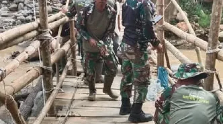 TNI dan Warga Perbaiki Jembatan Darurat Wih Kanis