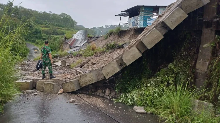 Hujan Deras, Tembok Penahan Tanah di Blang Tampu Longsor
