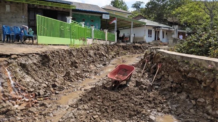 Jembatan Darurat Warga Dicuri, Akses ke Rumah Terganggu Pasca Bencana