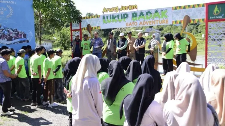 Sekda Mursyid Serahkan Penghargaan untuk Arung Jeram Lukup Badak