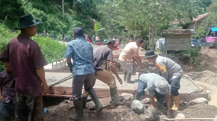 Polisi dan Warga Gotroy Bangun Jembatan Darurat di Rusip Antara
