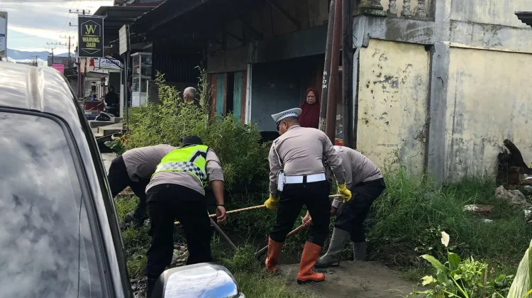 Antisipasi Banjir, Polisi di Takengon Gotroy Bersihkan Drainase