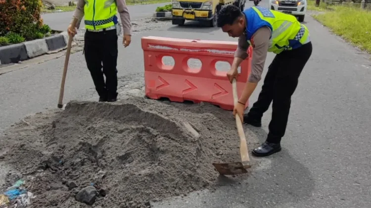 Antisipasi Kecelakaan, Satlantas Polres Bener Meriah Tambal Jalan Berlubang