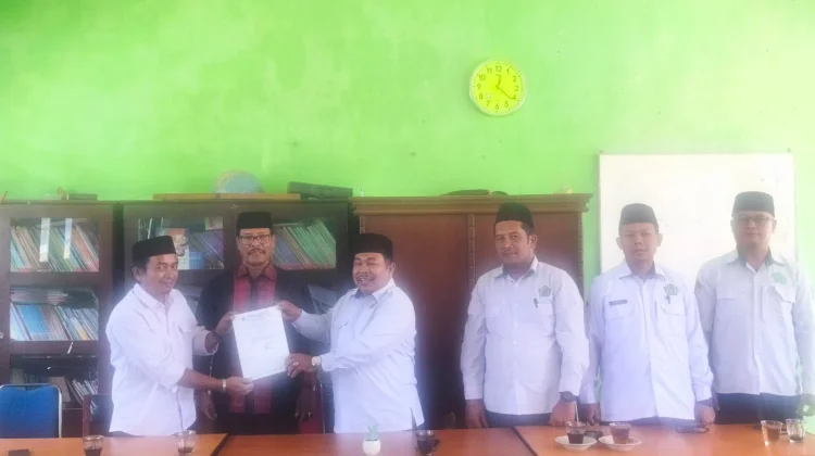 Kakankemenag Galus Saksikan Sertijab Kepsek MIN 3