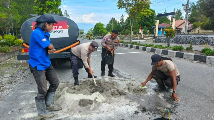 Sat Lantas Polres Bener Meriah Tambal Jalan Berlubang