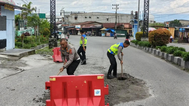 Sat Lantas Polres Bener Meriah  Tambal Jalan Berlubang