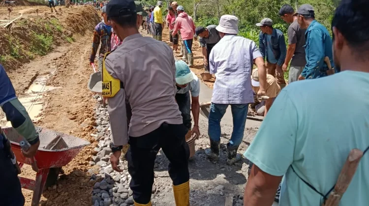 Polsek Mesidah Bersama Masyarakat  Gotong Royong Perbaiki Akses Jalan Antar Desa