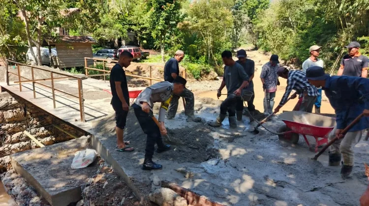 Polisi dan Warga Gotroy Bangun Jembatan Darurat di Rusip Antara