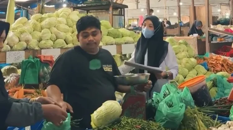 SPPG Mongal Restu Ibu Cek Kualitas Bahan di Pasar Paya Ilang