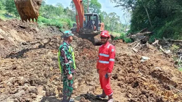 Turunkan Alat Berat, Nindya Karya Buka Akses Jalan Pantan Kemuning