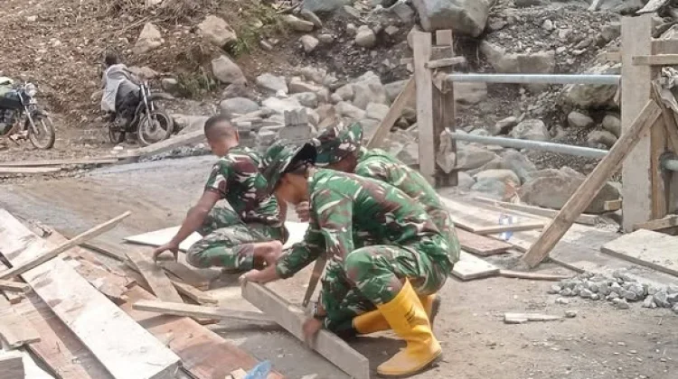 Setelah Cor Lantai, TNI  Bangun Dinding Jembatan Aramco Uning Mas