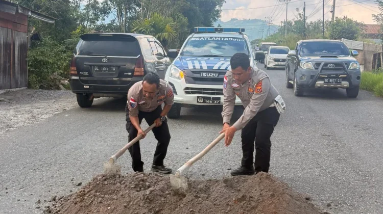 Polantas Bener Meriah  Tambal Jalan Berlubang, Tekan Risiko Kecelakaan