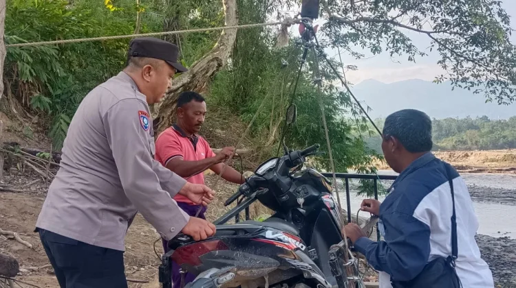 Polsek Linge Bantu Penyeberangan Warga
