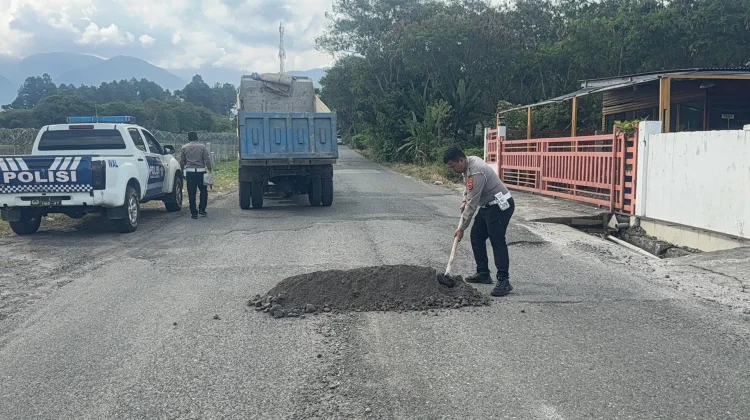 Polantas Polres Bener Meriah Gotong Royong Tambal Jalan Berlubang