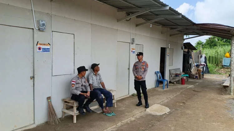 Polisi Monitoring Warga Terdampak Bencana di Huntara Gajah Putih