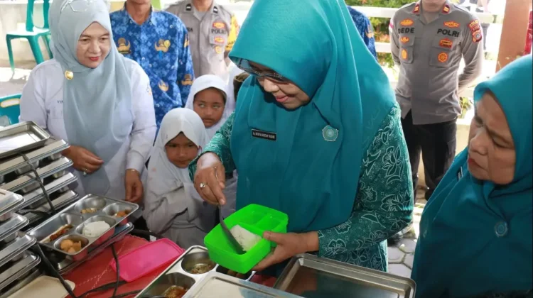 Ketua TP-PKK Bener Meriah Dampingi Penyaluran MBG 3B di Bandar