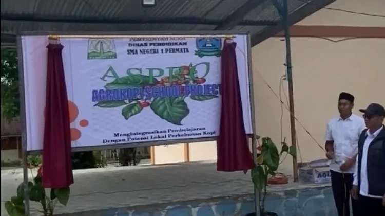 Resmikan Agrokopi School Project, SMA N 1 Permata Panen dan Beri Santunan