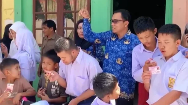 Disdukcapil Aceh Tengah Serahkan KIA dan Lakukan Pendataan di SLBN Pegasing