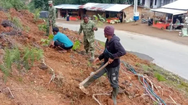 Cegah Longsor, TNI dan Warga Tanam Pohon