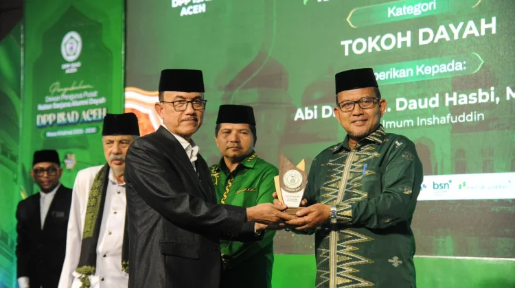 Kakanwil Kemenag Aceh Terima Anugerah ISAD