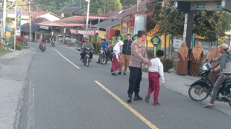 Polsek Silih Nara Atur Lalu Lintas Kawasan Sekolah