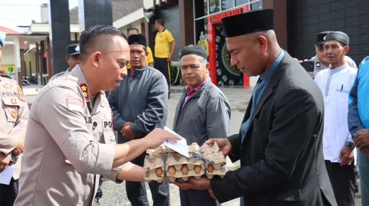 Polres Aceh Tengah Bagi Sembako ke Warga
