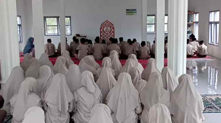 Guru SMA N 15 Bimbing Tahsin Siswa