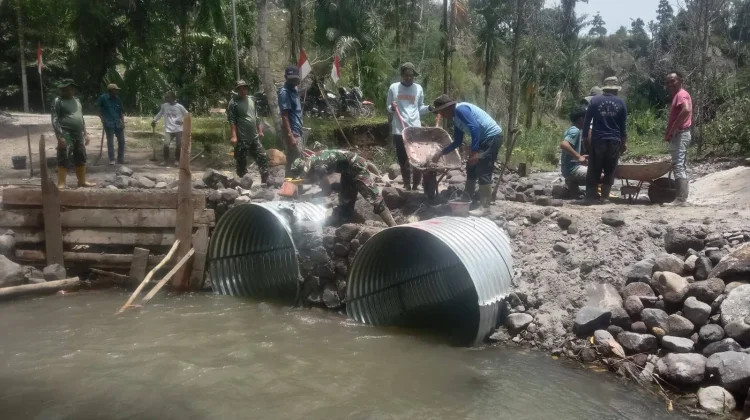 Gotong Royong, TNI dan Masyarakat Bangun Jembatan Aramco Alur Pungkeh