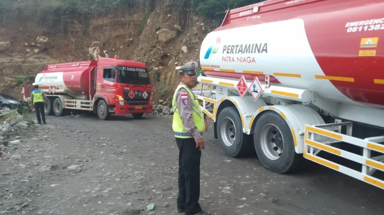 Satlantas Polres Bener Meriah Atur Lalu Lintas di Umah Besi