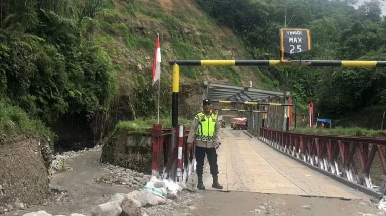 Polsek Pintu Rime Gayo Monitoring Akses Jalan dan Jembatan Pasca Banjir-Longsor